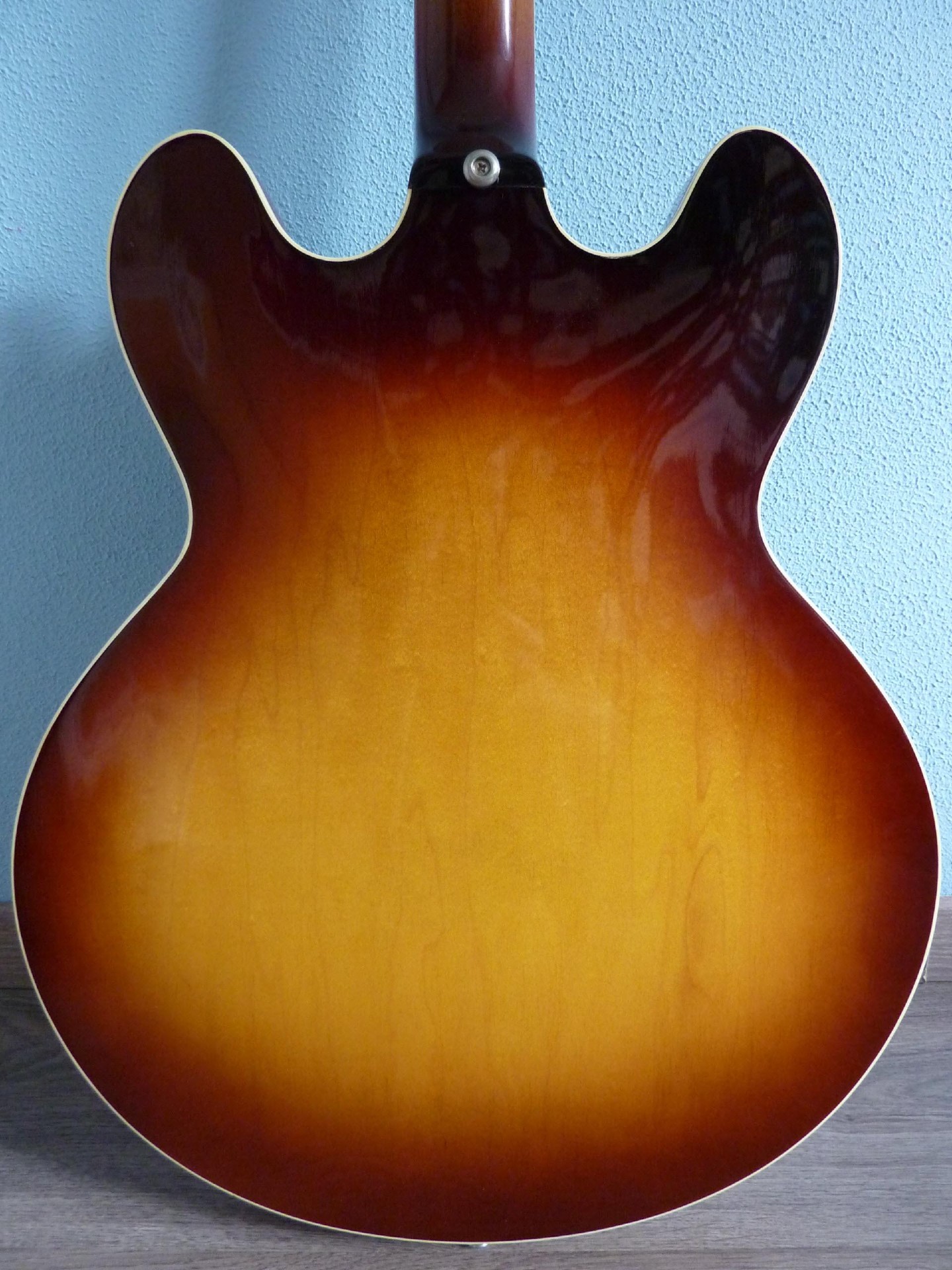 Egmond acoustic guitar with tailpiece gasthemes