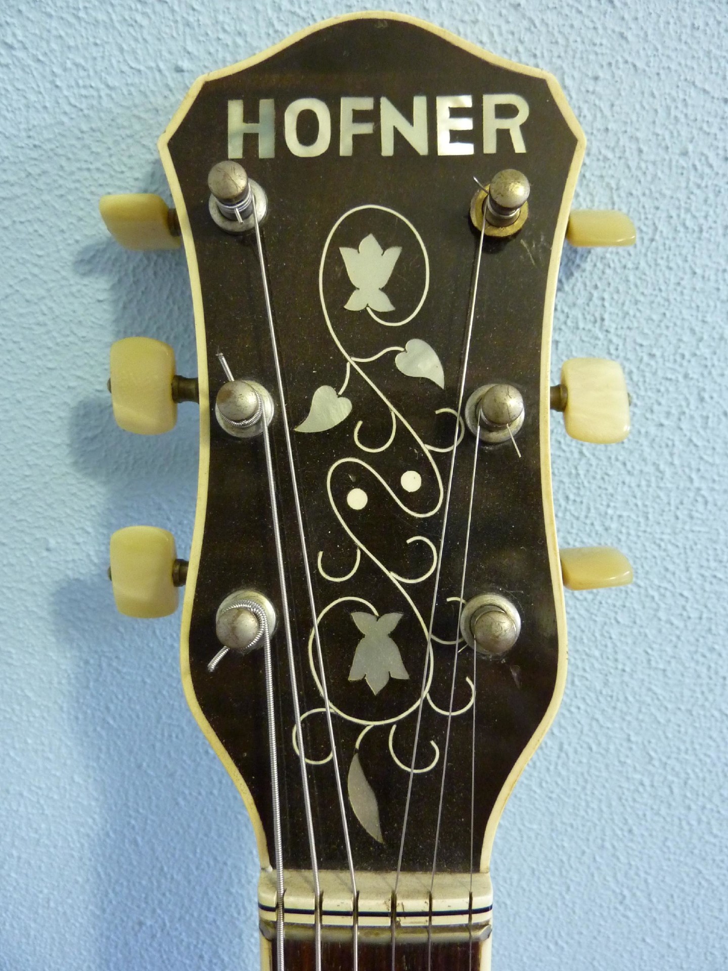 Hofner electric guitar Buy vintage Hofner guitar at Hender Amps