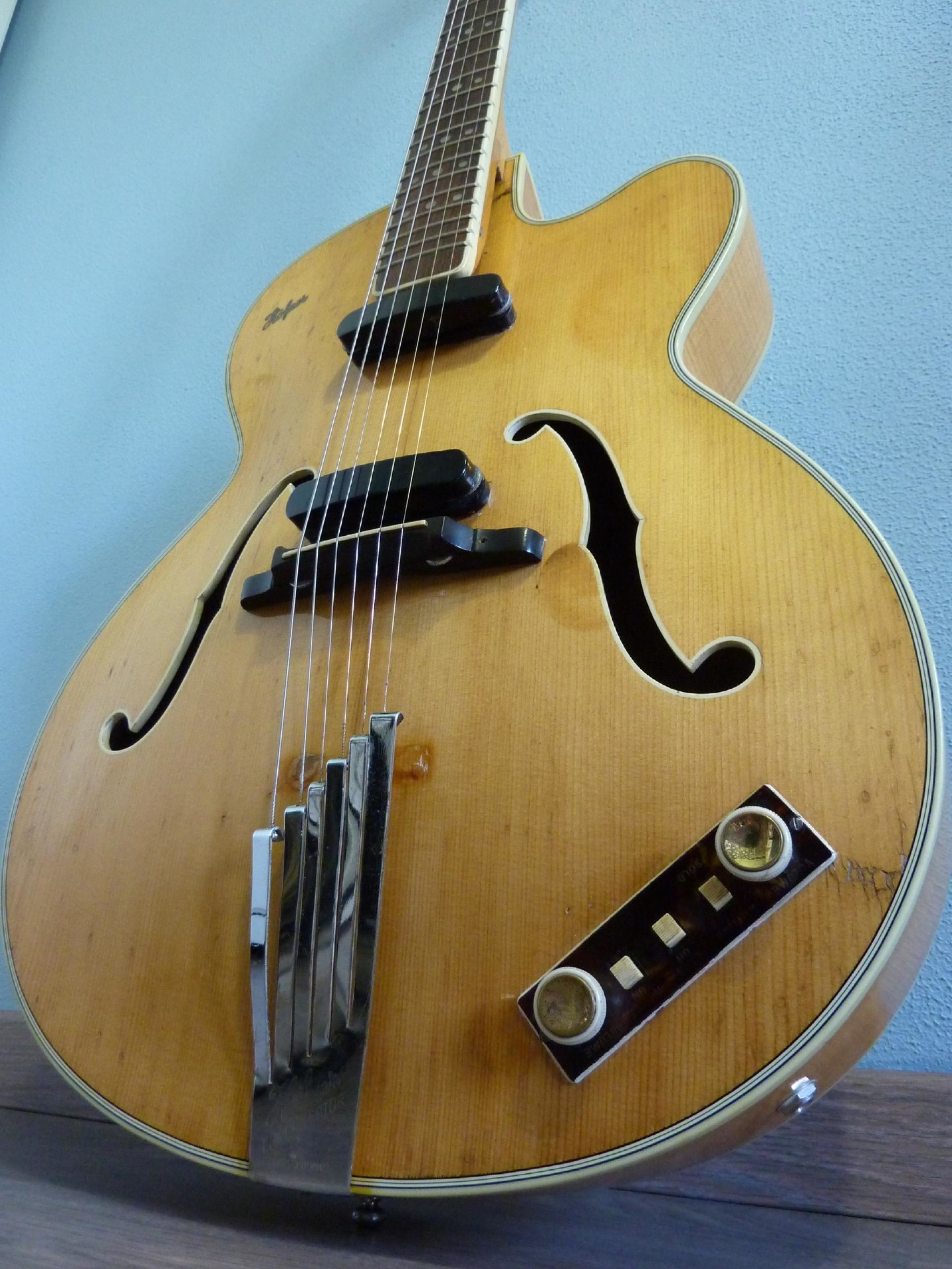 Hofner electric guitar Buy vintage Hofner guitar at Hender Amps